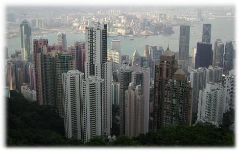 [Hong Kong skyline med Kowloon Peninsula i bakgrunnen sett fra The Peak]